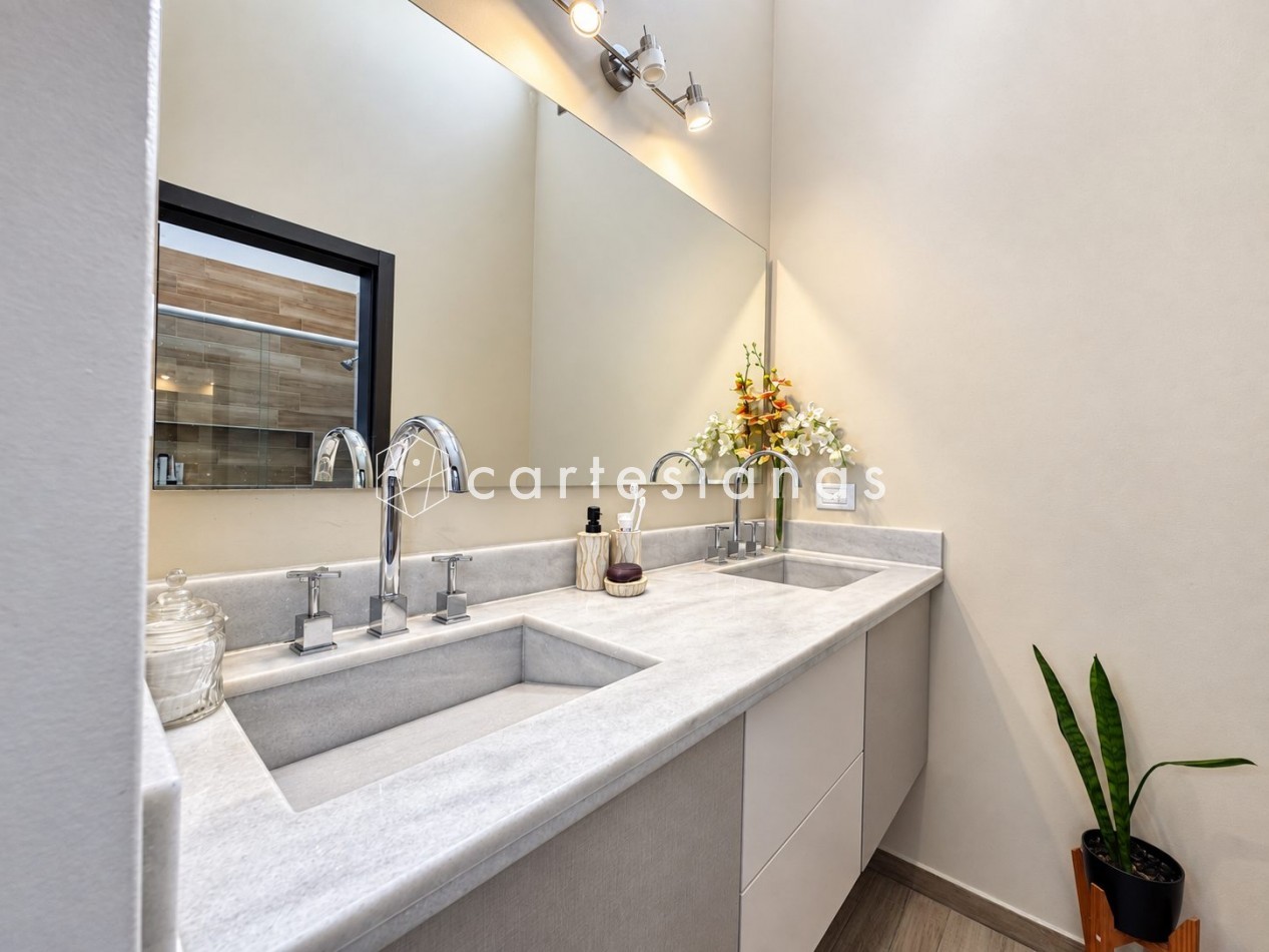 CASA EN PLANTA BAJA. RIBERAS DE MANANTIALES. 3 DORM + ESCR. PILETA CLIMATIZADA. PLANOS Y ESCRITURA