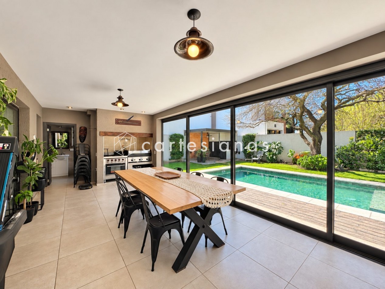 CASA EN PLANTA BAJA. RIBERAS DE MANANTIALES. 3 DORM + ESCR. PILETA CLIMATIZADA. PLANOS Y ESCRITURA