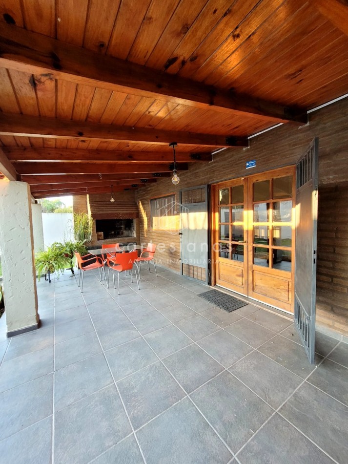 VILLA RIVERA INDARTE | CASA EN UNA SOLA PLANTA DE 3 DORM C/PILETA 