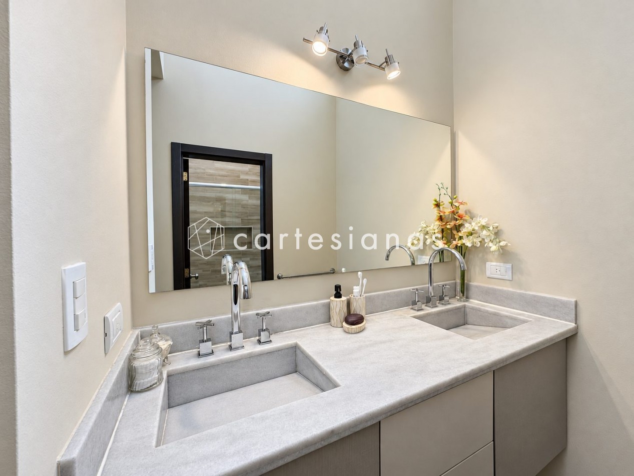 CASA EN PLANTA BAJA. RIBERAS DE MANANTIALES. 3 DORM + ESCR. PILETA CLIMATIZADA. PLANOS Y ESCRITURA
