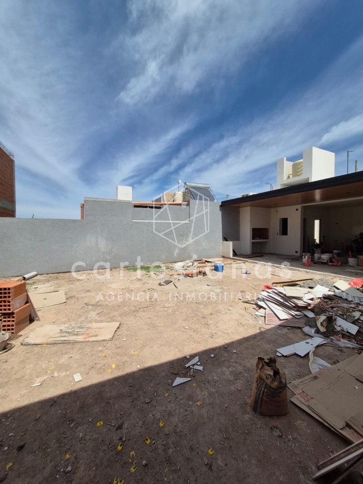 CASA EN PLANTA BAJA DE 3 DORMITORIOS. NOBU/DOCTA.
