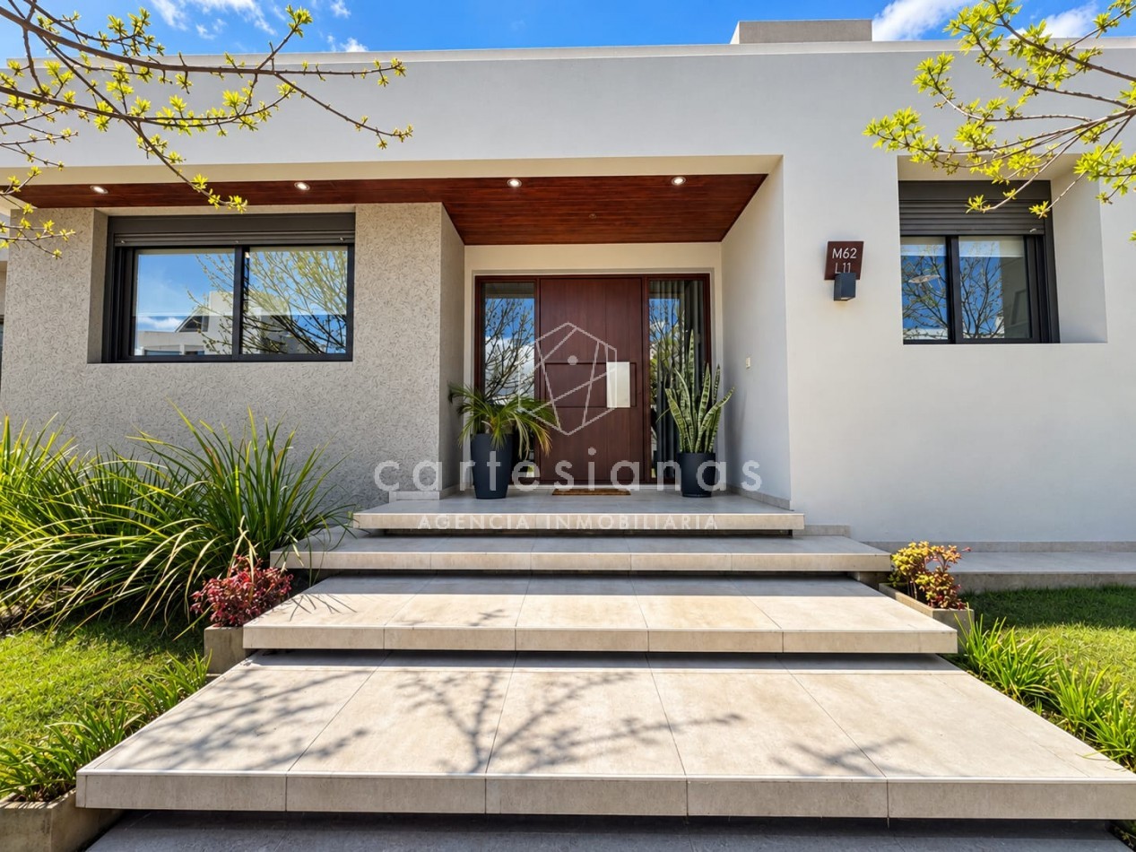CASA EN PLANTA BAJA. RIBERAS DE MANANTIALES. 3 DORM + ESCR. PILETA CLIMATIZADA. PLANOS Y ESCRITURA
