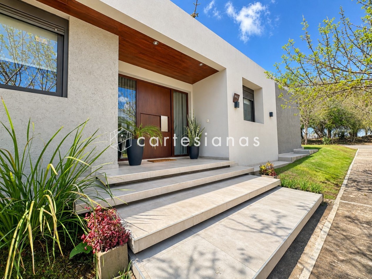 CASA EN PLANTA BAJA. RIBERAS DE MANANTIALES. 3 DORM + ESCR. PILETA CLIMATIZADA. PLANOS Y ESCRITURA
