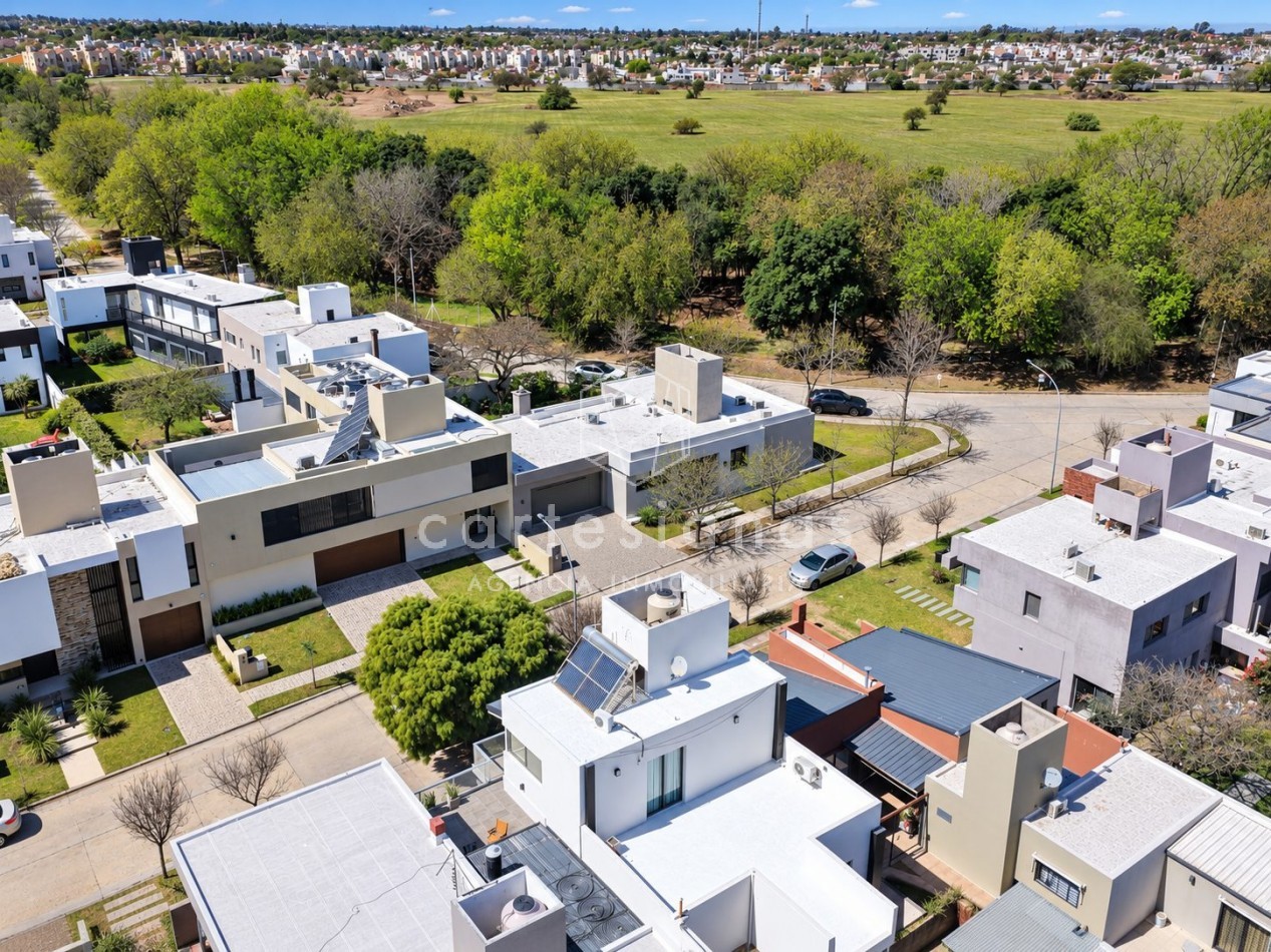 CASA EN PLANTA BAJA. RIBERAS DE MANANTIALES. 3 DORM + ESCR. PILETA CLIMATIZADA. PLANOS Y ESCRITURA