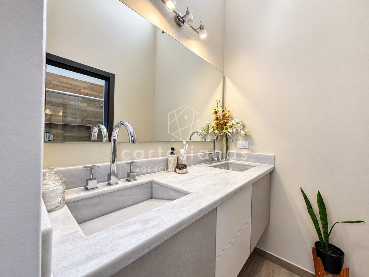 CASA EN PLANTA BAJA. RIBERAS DE MANANTIALES. 3 DORM + ESCR. PILETA CLIMATIZADA. PLANOS Y ESCRITURA