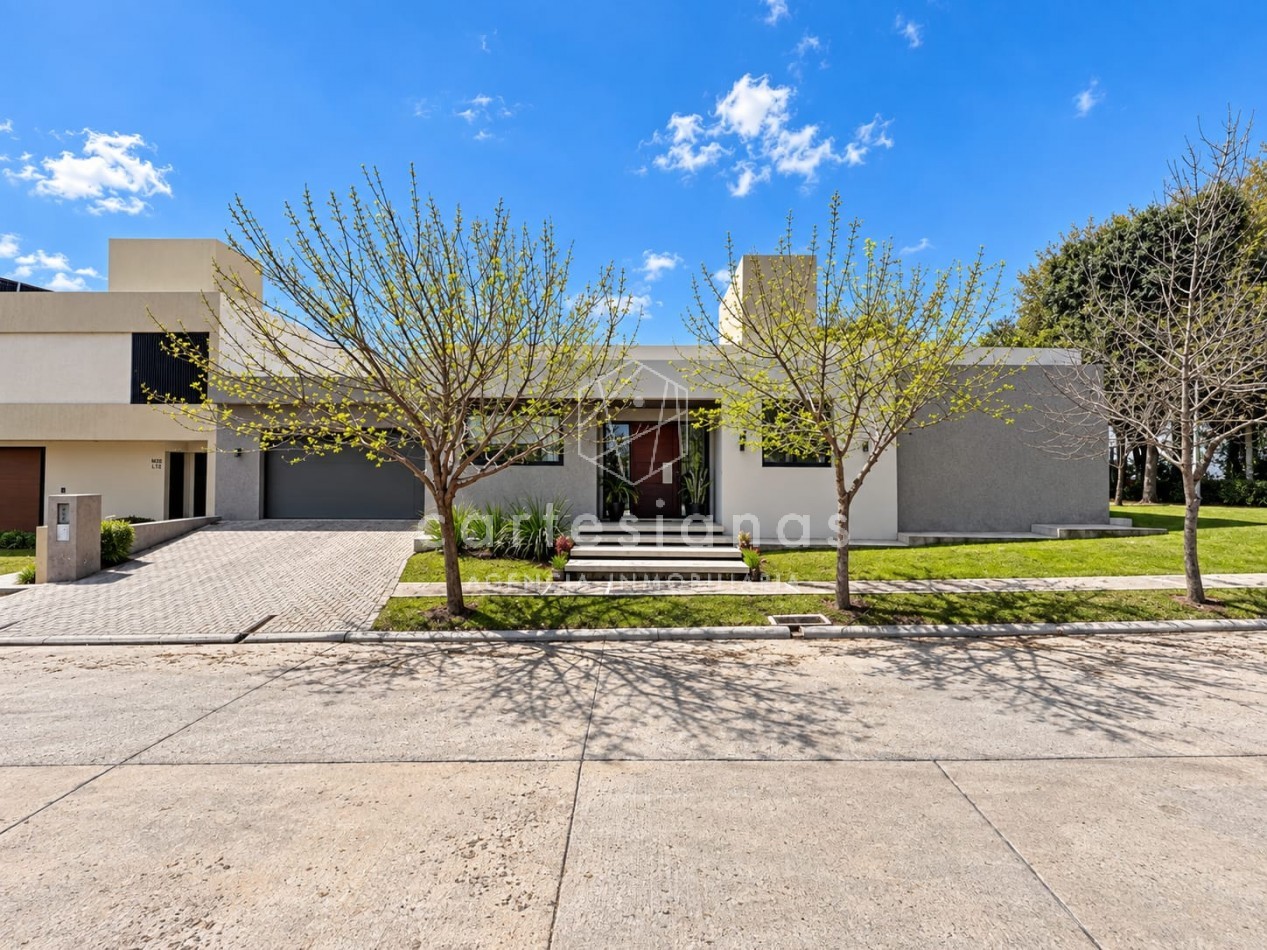 CASA EN PLANTA BAJA. RIBERAS DE MANANTIALES. 3 DORM + ESCR. PILETA CLIMATIZADA. PLANOS Y ESCRITURA