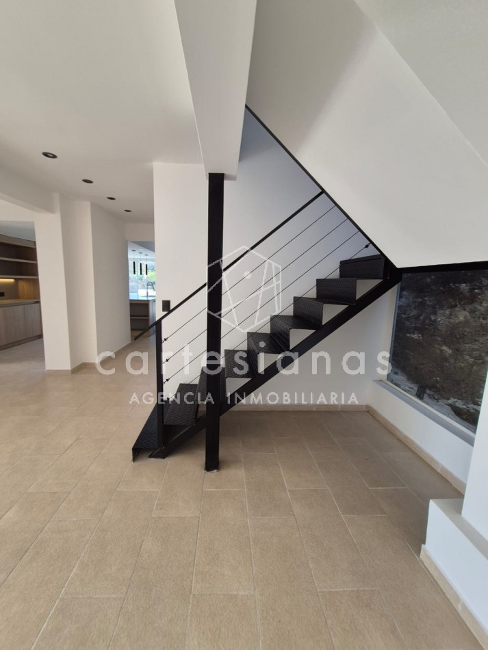 LA CUESTA VILLA RESIDENCIAL. EN VENTA CASA DE 3 DORMITORIOS. 