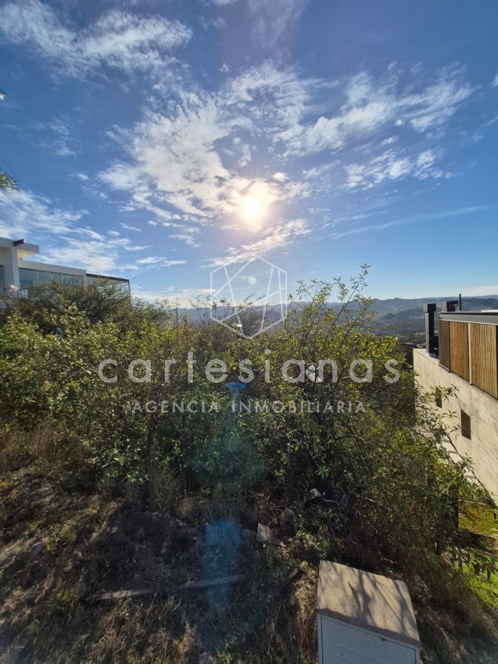 LOTE EN LA DESEADA COUNTRY EN UNA DE LAS CUADRAS MAS LINDAS DEL BARRIO!