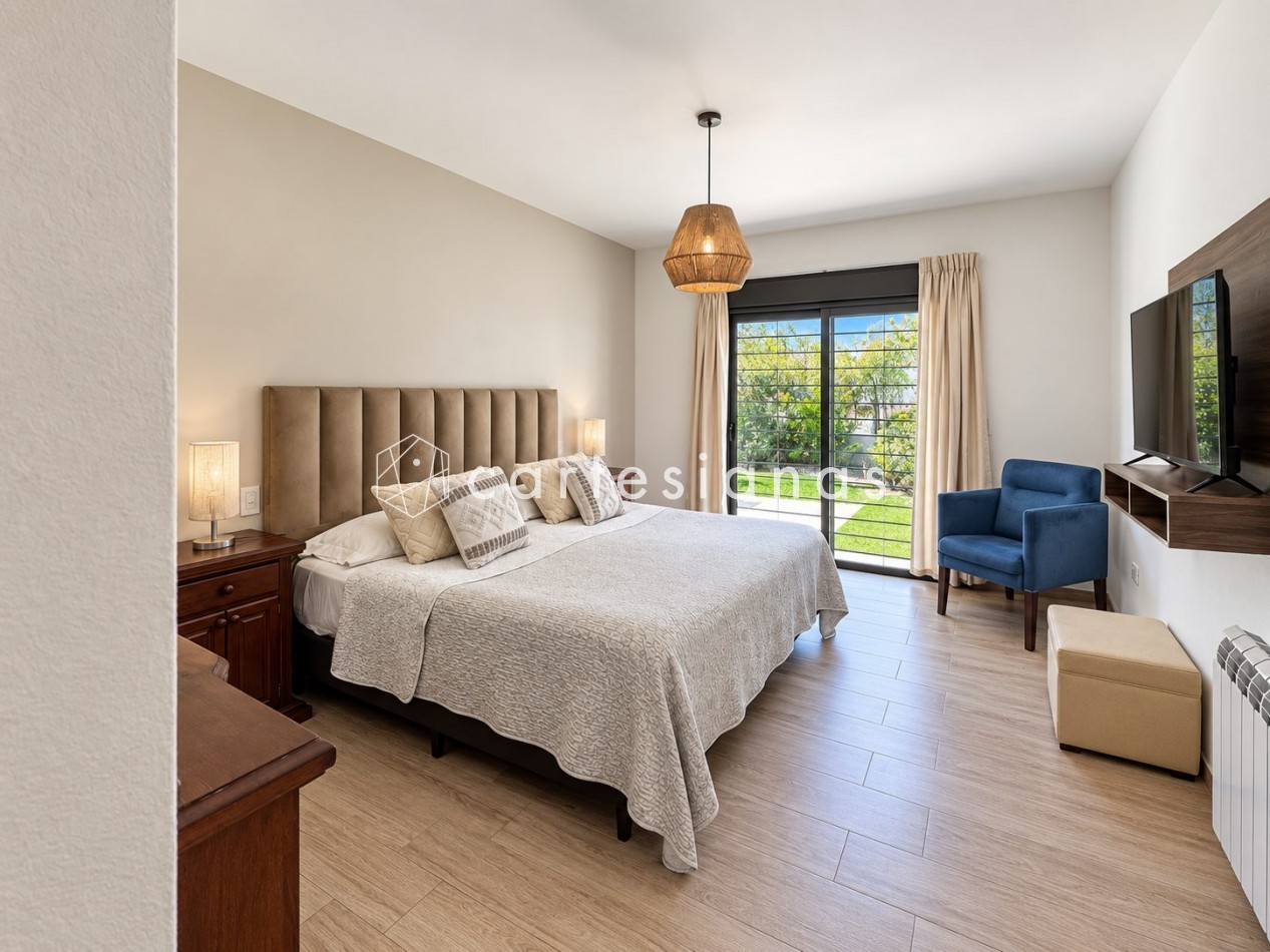 CASA EN PLANTA BAJA. RIBERAS DE MANANTIALES. 3 DORM + ESCR. PILETA CLIMATIZADA. PLANOS Y ESCRITURA