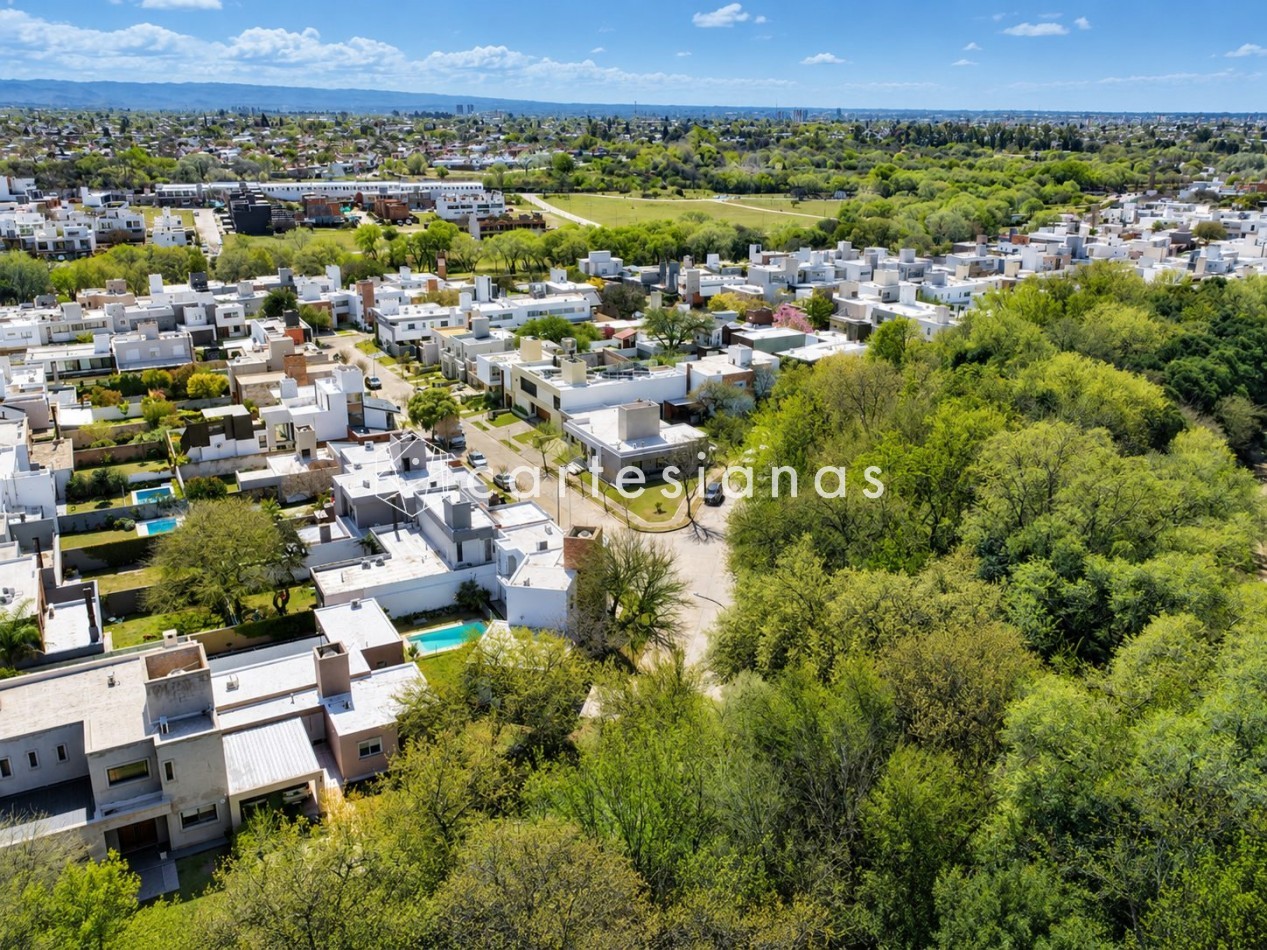 CASA EN PLANTA BAJA. RIBERAS DE MANANTIALES. 3 DORM + ESCR. PILETA CLIMATIZADA. PLANOS Y ESCRITURA