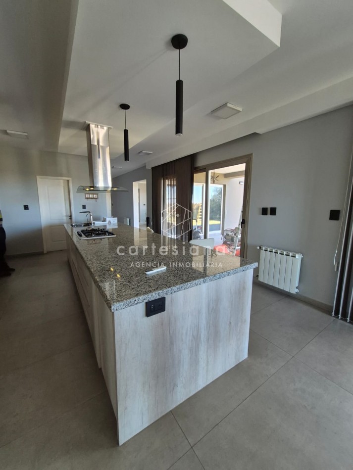 CINCO LOMAS. ALQUILER AMOBLADO ANUAL. CASA DE 3 DORM/ESCRIT/GYM/PILETA