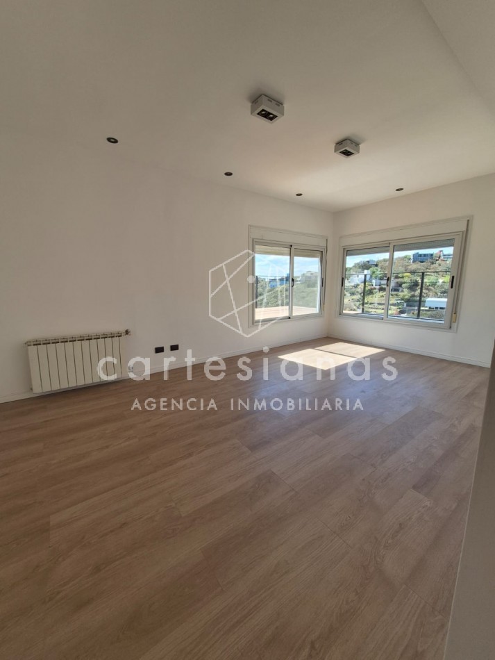 LA CUESTA VILLA RESIDENCIAL. EN VENTA CASA DE 3 DORMITORIOS. 