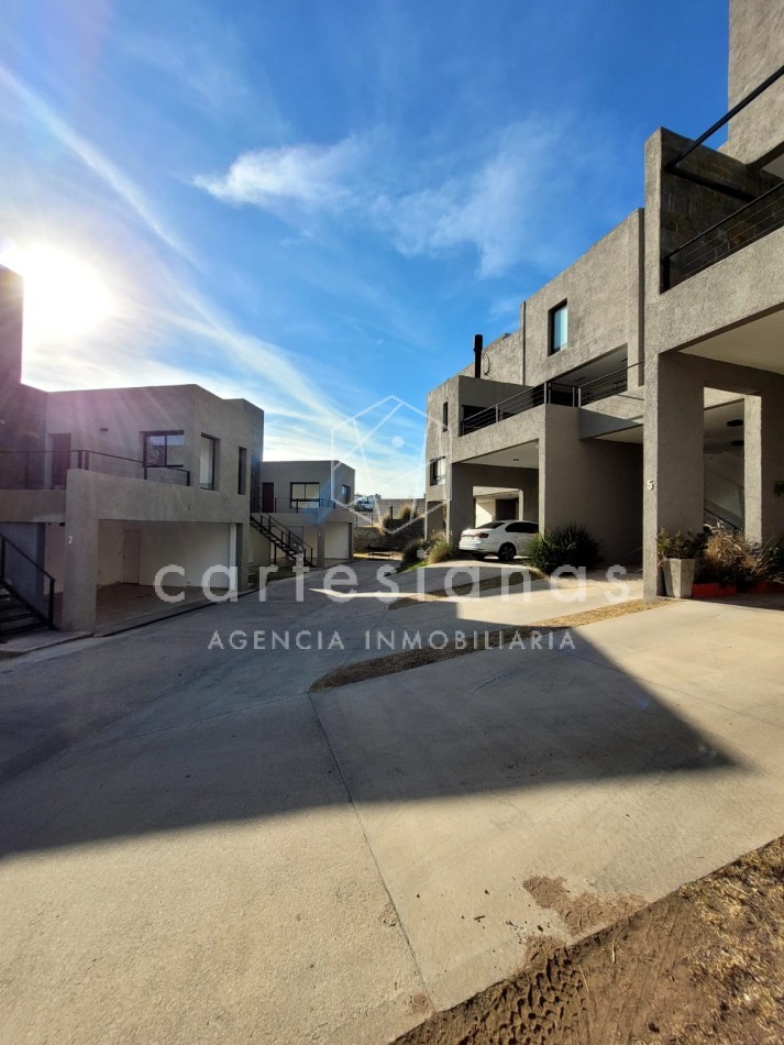 COUNTRY LA CUESTA DUPLEX DE 3 DORM CON HERMOSAS VISTAS!!