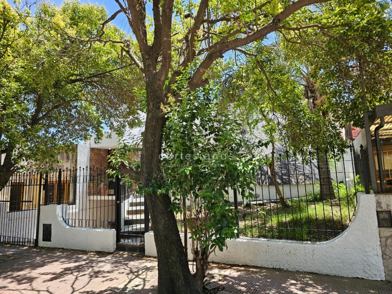 OPORTUNIDAD! PARQUE VELEZ SARSFIELD CASA DE 3 DORM C/PILETA