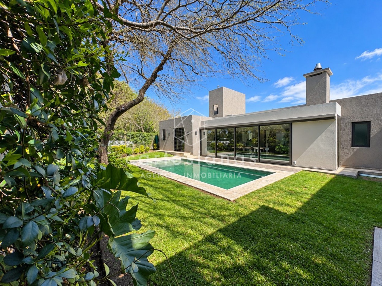 CASA EN PLANTA BAJA. RIBERAS DE MANANTIALES. 3 DORM + ESCR. PILETA CLIMATIZADA. PLANOS Y ESCRITURA