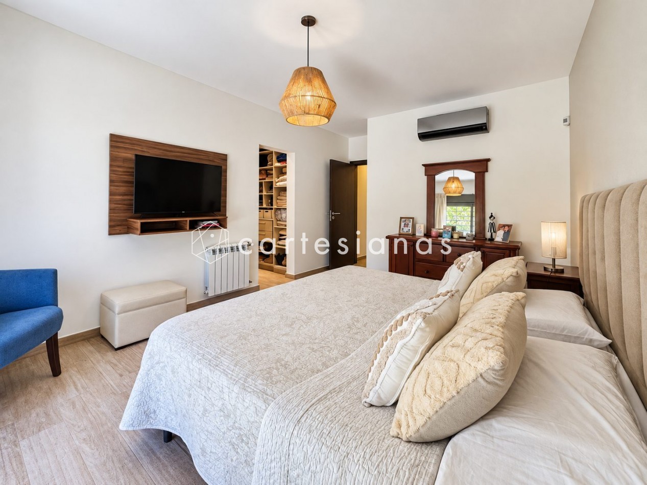 CASA EN PLANTA BAJA. RIBERAS DE MANANTIALES. 3 DORM + ESCR. PILETA CLIMATIZADA. PLANOS Y ESCRITURA