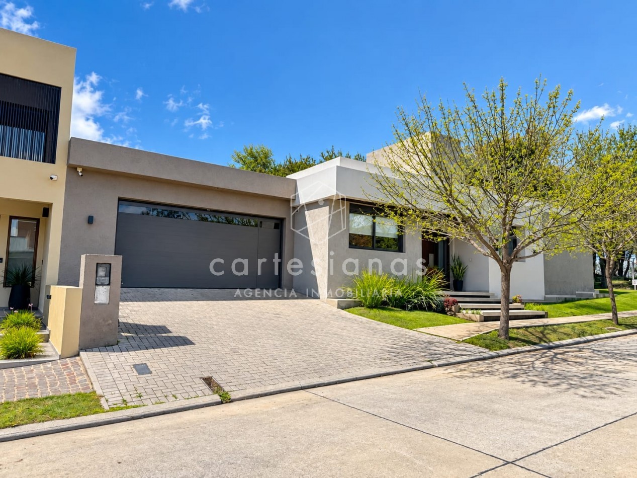 CASA EN PLANTA BAJA. RIBERAS DE MANANTIALES. 3 DORM + ESCR. PILETA CLIMATIZADA. PLANOS Y ESCRITURA