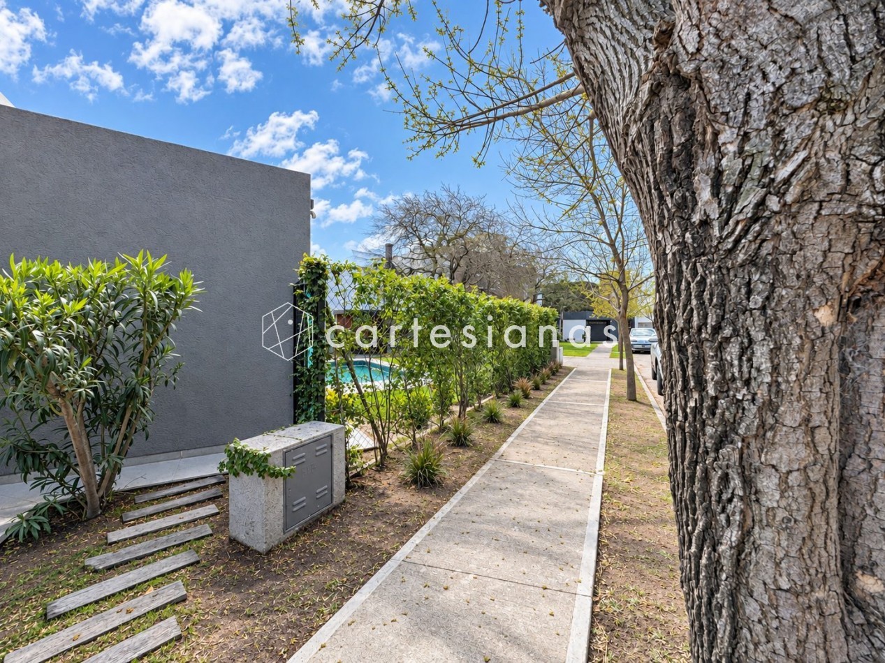 CASA EN PLANTA BAJA. RIBERAS DE MANANTIALES. 3 DORM + ESCR. PILETA CLIMATIZADA. PLANOS Y ESCRITURA