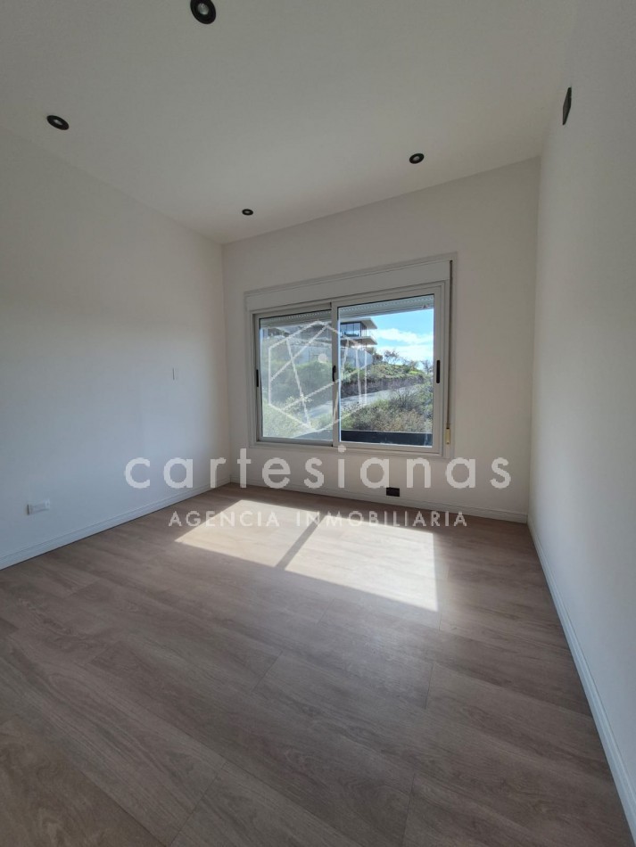 LA CUESTA VILLA RESIDENCIAL. EN VENTA CASA DE 3 DORMITORIOS. 