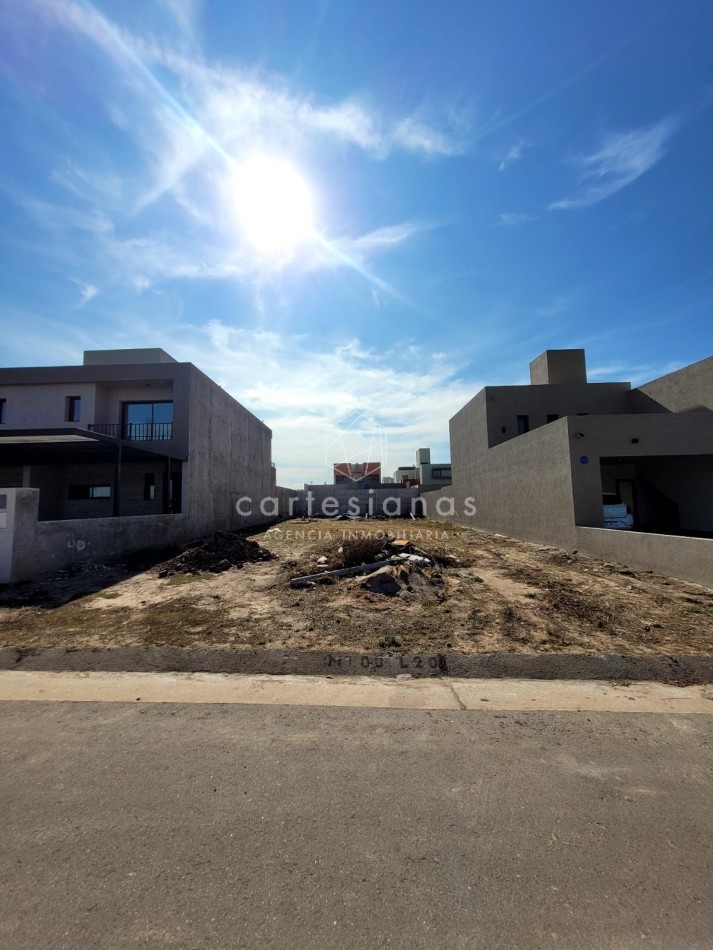DOCTA LOTE DE 360 M2 - FRENTE A ESPACIO VERDE
