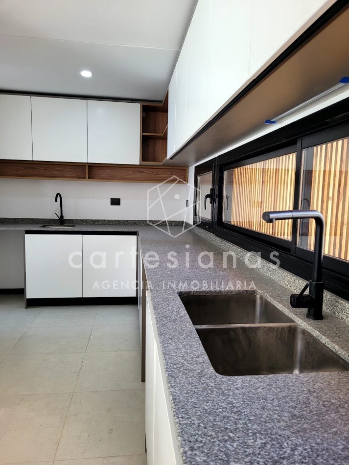 ALQUILER CASA EN HOUSING MAREMMA B° LA CAROLINA - CATEGORIA
