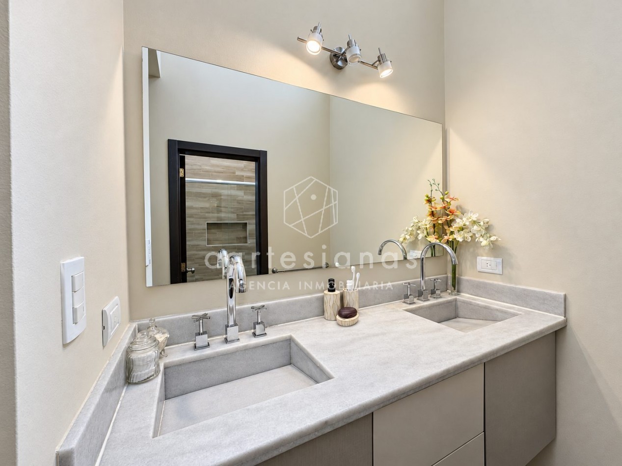 CASA EN PLANTA BAJA. RIBERAS DE MANANTIALES. 3 DORM + ESCR. PILETA CLIMATIZADA. PLANOS Y ESCRITURA