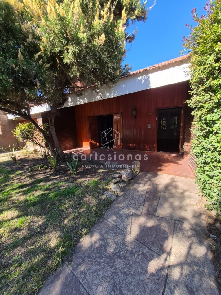 CASA DE 3 DORM+PLAYROOM+OFICINA C/INGRESO INDEP+QUINCHO + DEPENDENCIA - APTO OFICINA/CONSULTORIOS