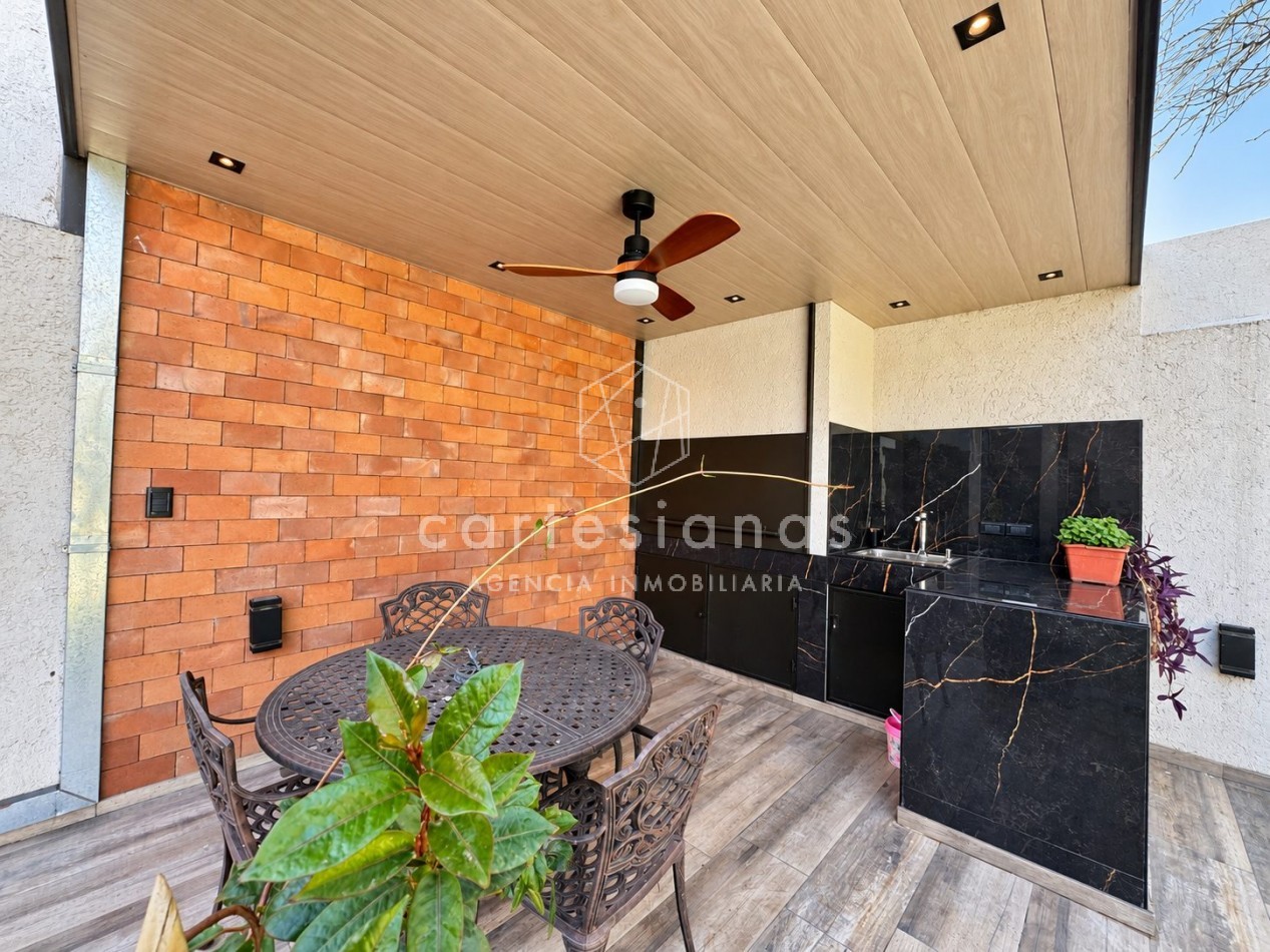 CASA EN PLANTA BAJA. RIBERAS DE MANANTIALES. 3 DORM + ESCR. PILETA CLIMATIZADA. PLANOS Y ESCRITURA