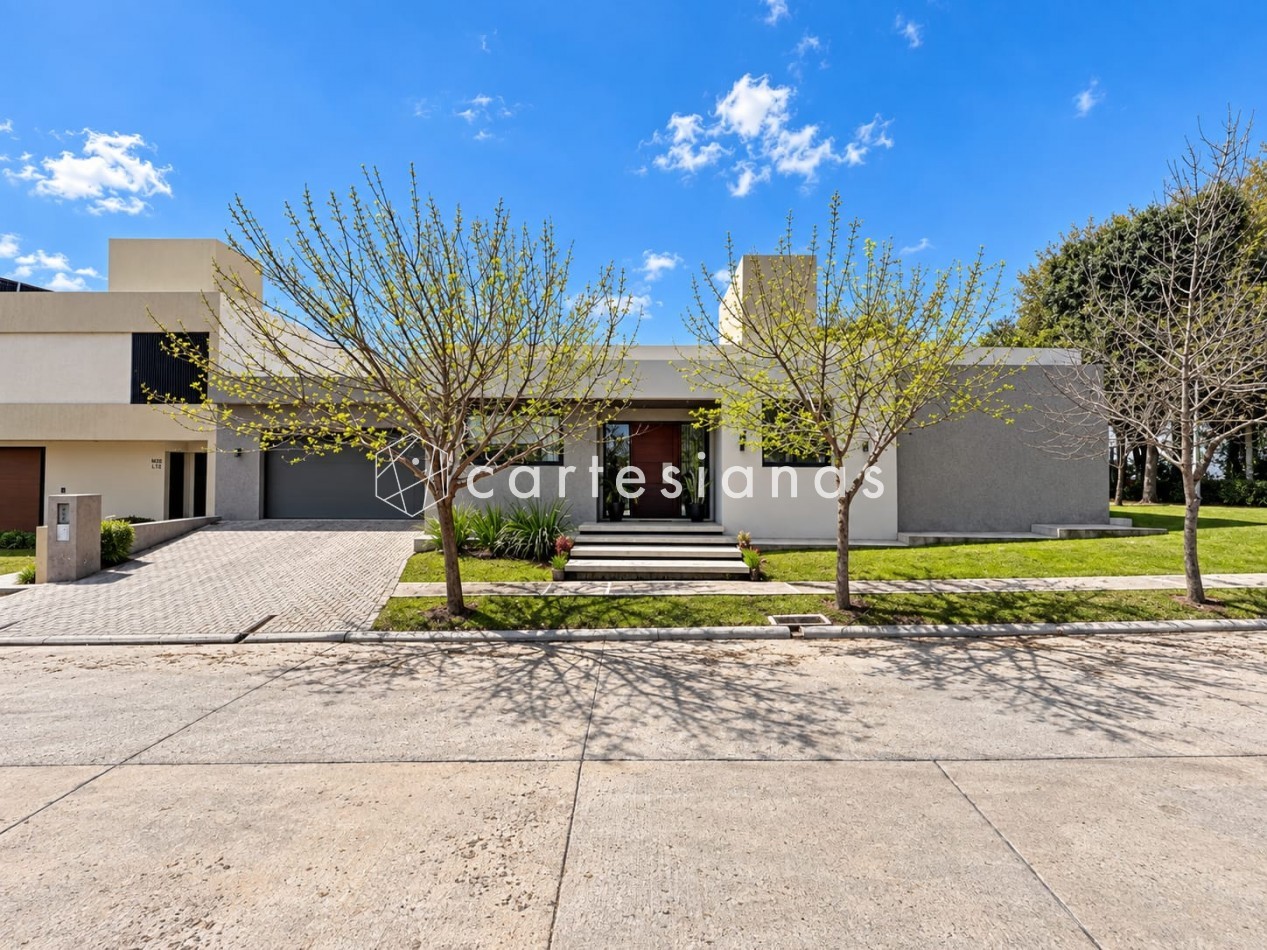 CASA EN PLANTA BAJA. RIBERAS DE MANANTIALES. 3 DORM + ESCR. PILETA CLIMATIZADA. PLANOS Y ESCRITURA