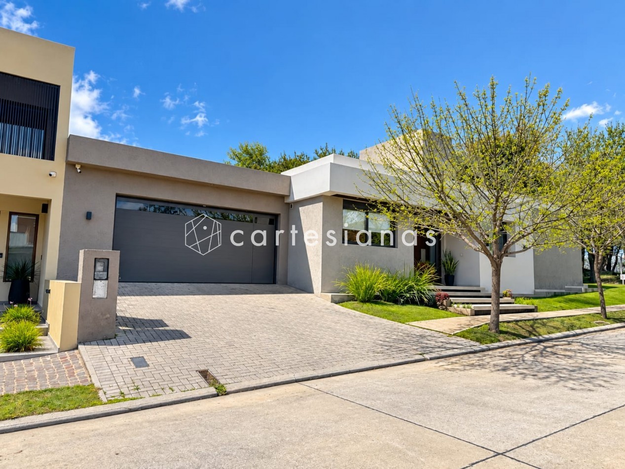 CASA EN PLANTA BAJA. RIBERAS DE MANANTIALES. 3 DORM + ESCR. PILETA CLIMATIZADA. PLANOS Y ESCRITURA