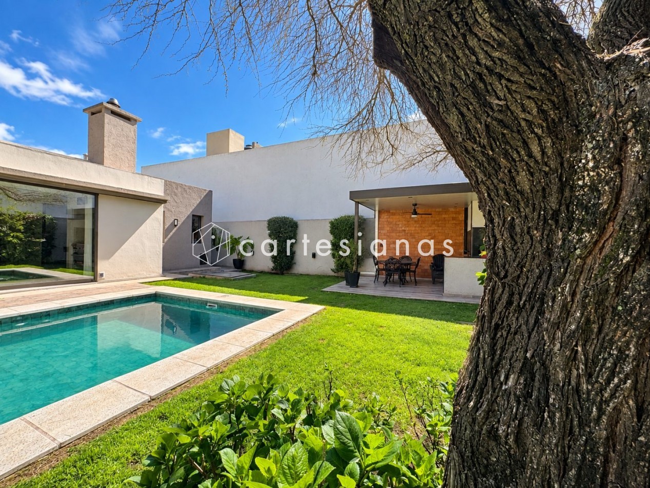 CASA EN PLANTA BAJA. RIBERAS DE MANANTIALES. 3 DORM + ESCR. PILETA CLIMATIZADA. PLANOS Y ESCRITURA