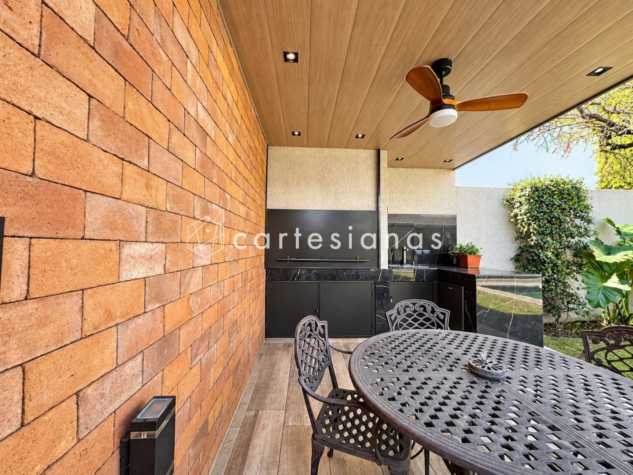 CASA EN PLANTA BAJA. RIBERAS DE MANANTIALES. 3 DORM + ESCR. PILETA CLIMATIZADA. PLANOS Y ESCRITURA