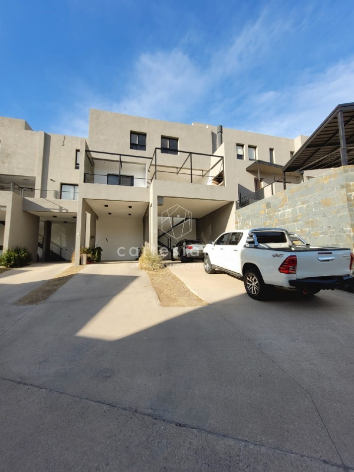 DUPLEX DE 3 DORM CON HERMOSAS VISTAS EN BARRIO PRIVADO LA CUESTA