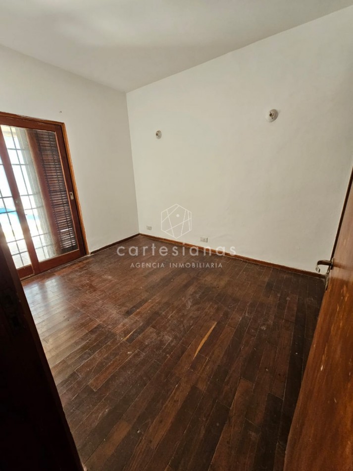 OPORTUNIDAD! PARQUE VELEZ SARSFIELD CASA DE 3 DORM C/PILETA