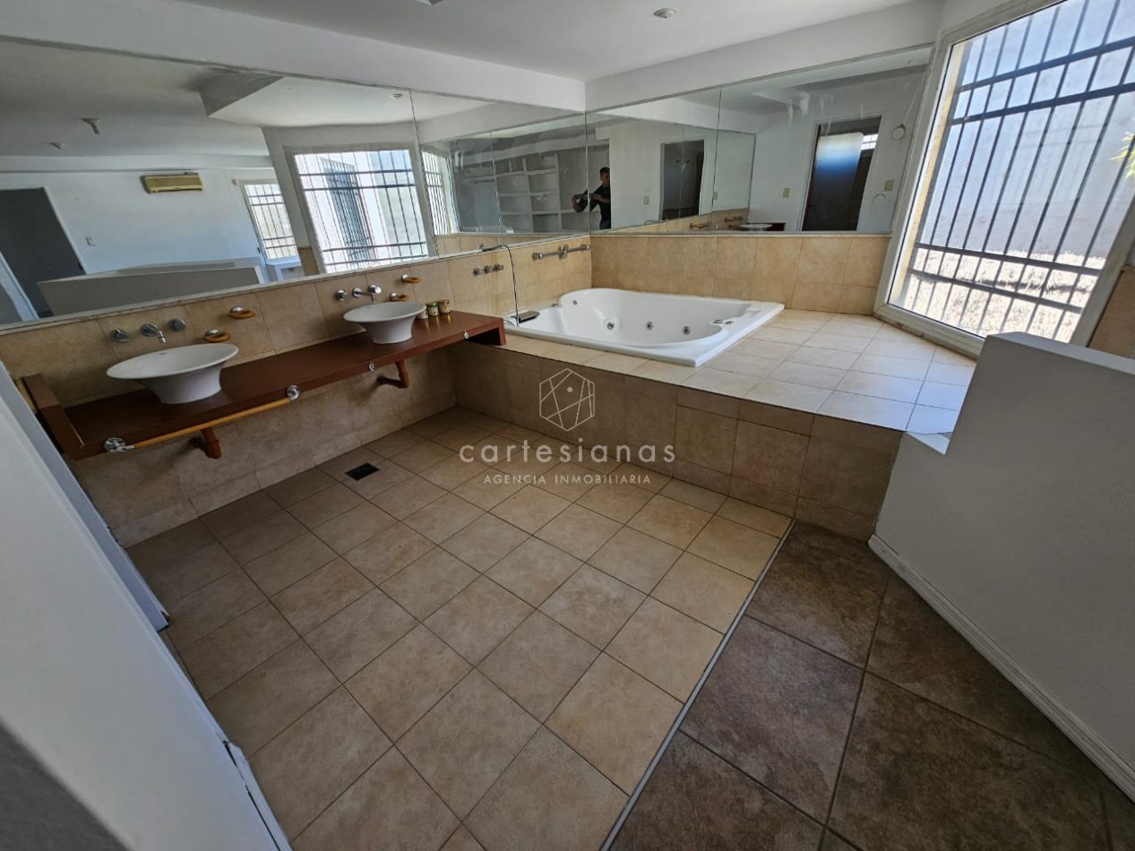 OPORTUNIDAD! PARQUE VELEZ SARSFIELD CASA DE 3 DORM C/PILETA