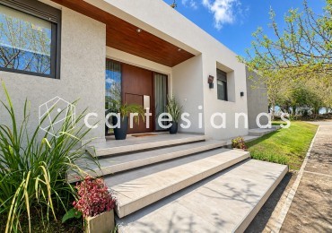 CASA EN PLANTA BAJA. RIBERAS DE MANANTIALES. 3 DORM + ESCR. PILETA CLIMATIZADA. PLANOS Y ESCRITURA